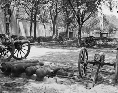 Blakely-guns-at-arsenal